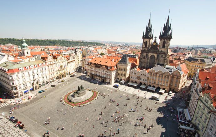 A praça, igreja de Týn e o monumento a Jan Hus vistos do alto da Torre do Relógio, em Praga