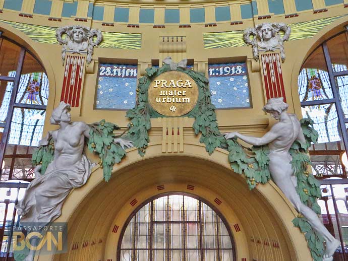 O que fazer em Praga: detalhe da decoração da estação principal de trem (Hlavní Nadrazi)