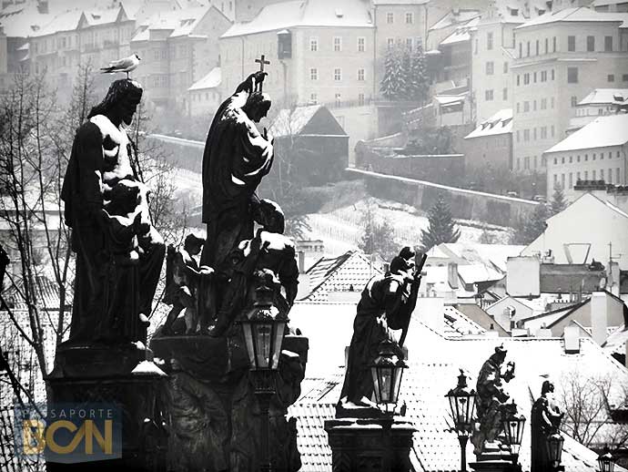 O que fazer em Praga: a estátuas da Ponte Carlos sob a neve.