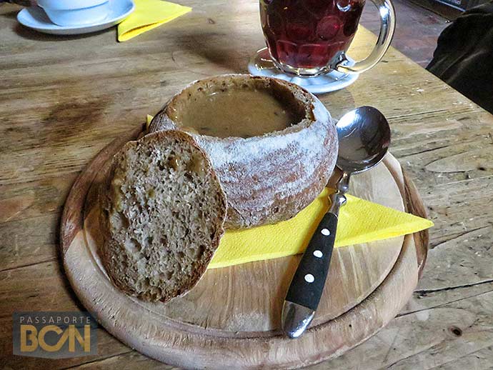 O que comer em Praga: goulash servido no pão