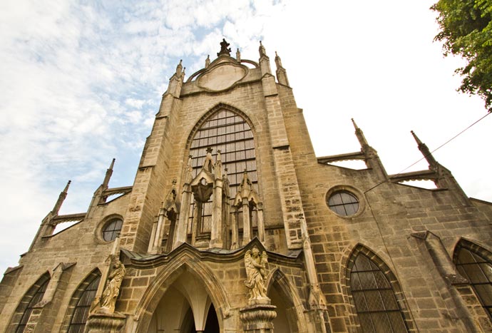 Fachada da Catedral da Assunção da Virgem Maria, em Sedlec, Kutná Hora