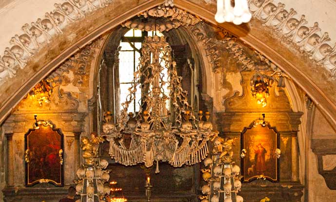 Lustre da igreja de ossos, em Kutná Hora