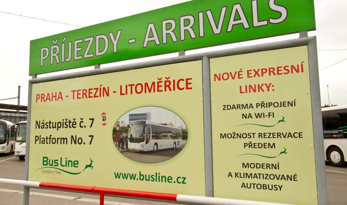 Placa indicando o ônibus para Terezín