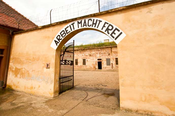 Portão do campo de concentração de Terezín, na República Tcheca
