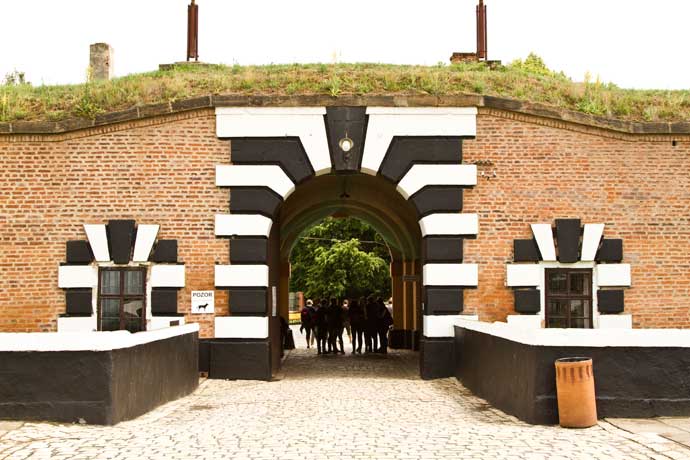Portão principal do Pequeno Forte, em Terezín