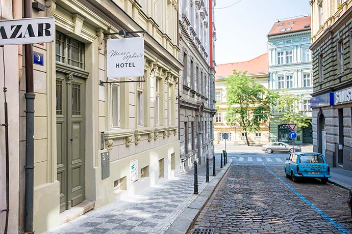 A rua e a entrada do Hotel Miss Sophie's, em Praga