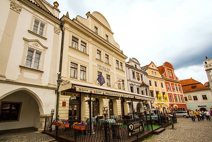 Hotel The Old Inn, em Cesky Krumlov, com a área externa do seu restaurante.