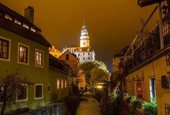 Torre do Castelo de Cesky Krumlov e rio Vltava à noite