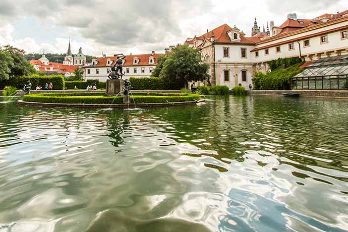 Jardins de Praga: Um lago com a estátua de Hércules, no Jardim Wallenstein