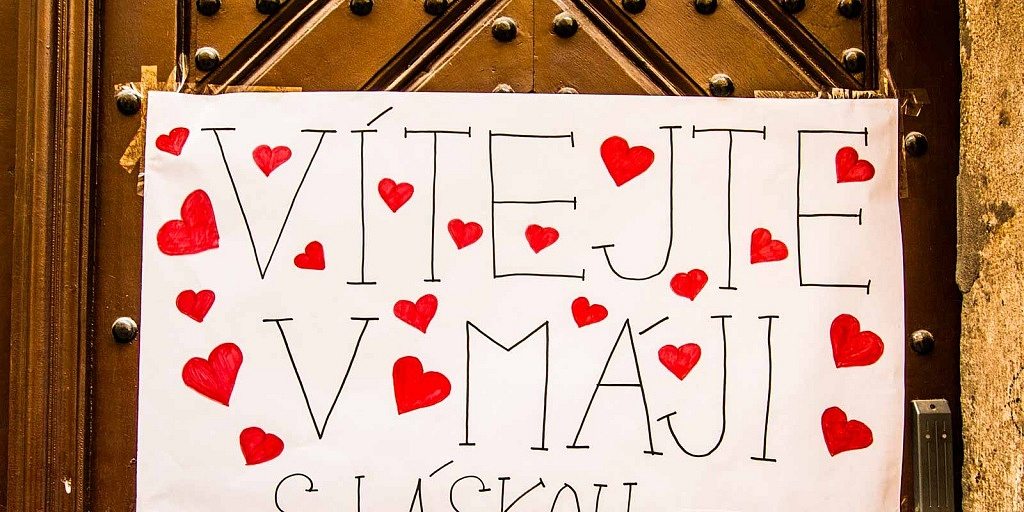 Dia dos Namorados em Praga: Cartaz "bem-vindo a maio", comemorando o início do mês do amor