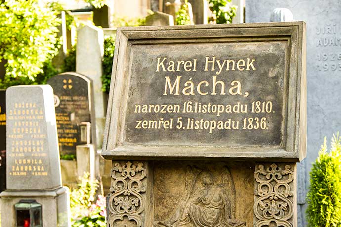 Dia dos Namorados em Praga: túmulo de Mácha, no cemitério de Vyšehrad