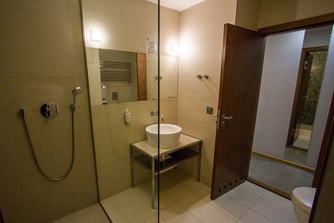 Hotel em Praga: banheiro do quarto coletivo do Mosaic House