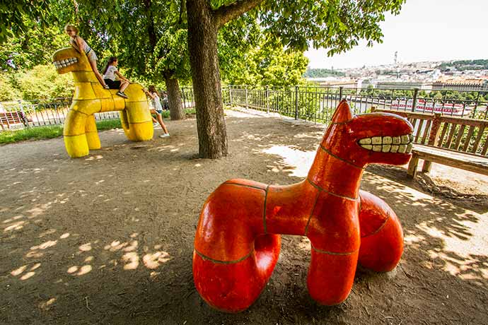 Praga com crianças: parquinho no beer garden do Parque Letná