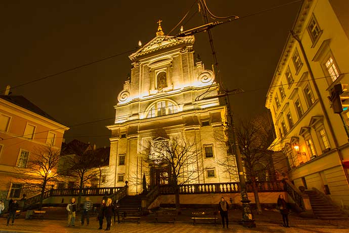 Igreja Menino Jesus de Praga, à noite