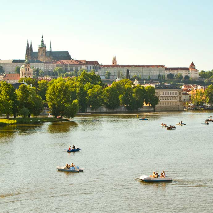 Praga: pedalinho e barco a remo no Vltava