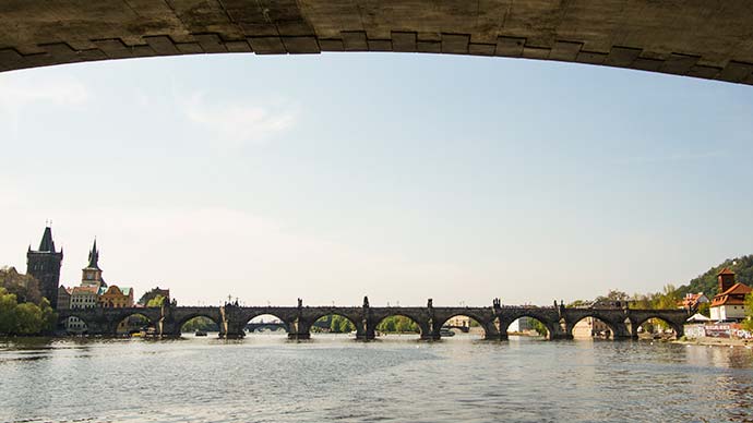 Praga: Ponte Carlos vista de um barco no rio Vltava