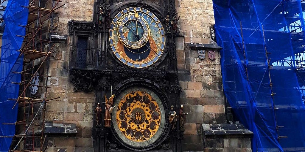Reforma no Relógio Astronômico de Praga: relógio com tapumes de obra