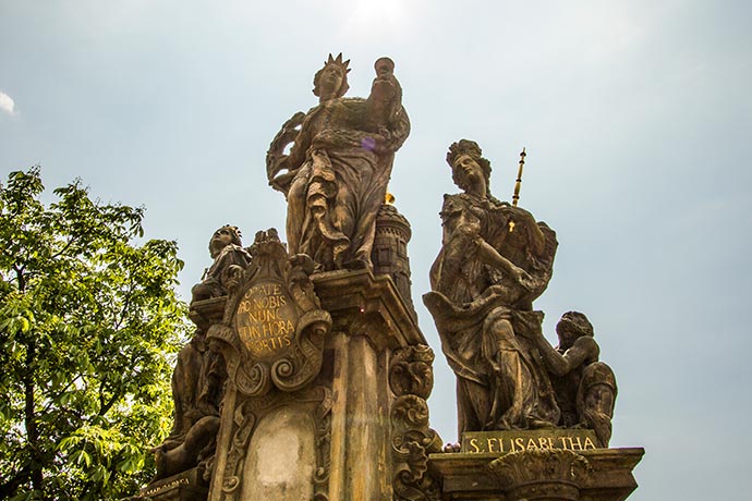 Ponte Carlos, em Praga: estátua de Santa Bárbara, Santa Margarida e Santa Isabel