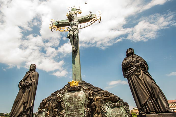 estátua de santos cirilo e metódio na ponte charles karluv most