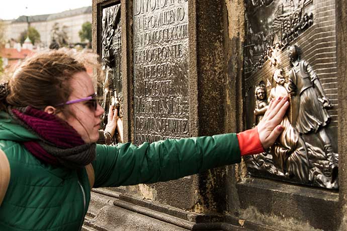 Ponte Carlos, em Praga: lenda de São João Nepomuceno