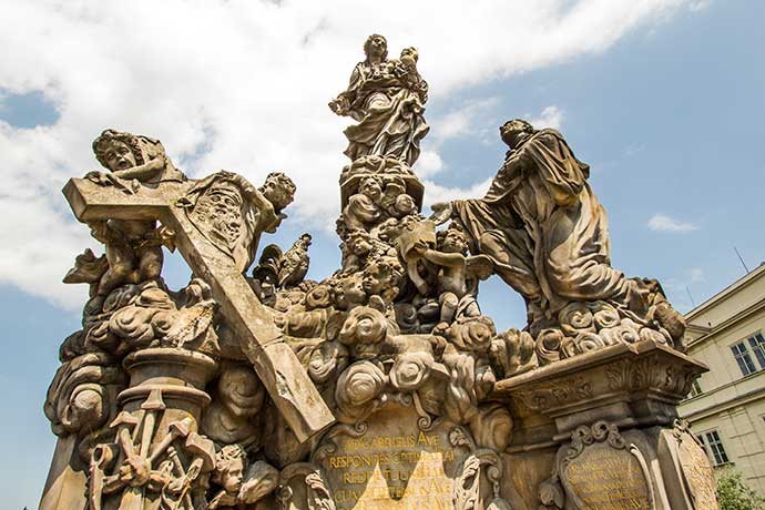 Ponte Carlos, em Praga: estátua de Madonna, menino Jesus e São Bernardo