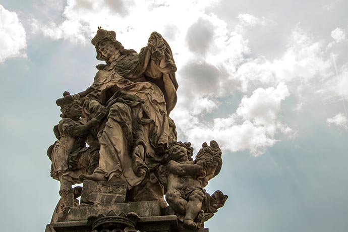 Ponte Carlos, em Praga: estátua de Santa Ludmila