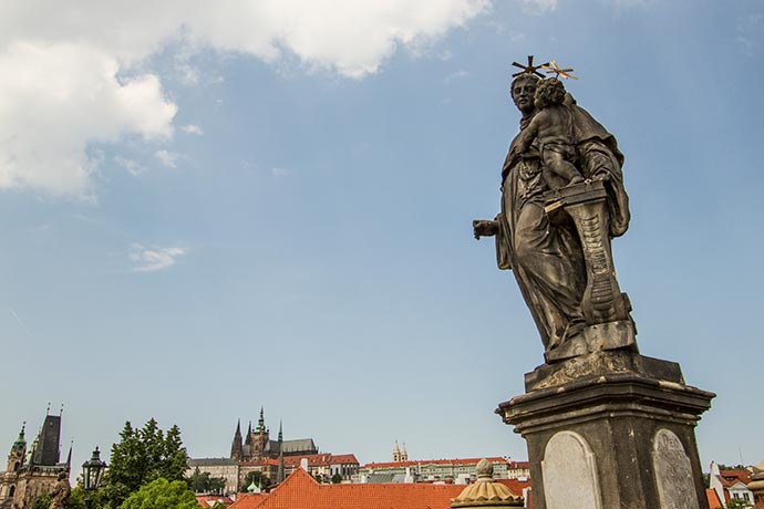 Ponte Carlos, em Praga: estátua de Santo Antônio de Pádua