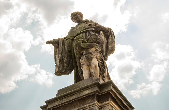 Ponte Carlos, em Praga: estátua de São Nicolau de Tolentino