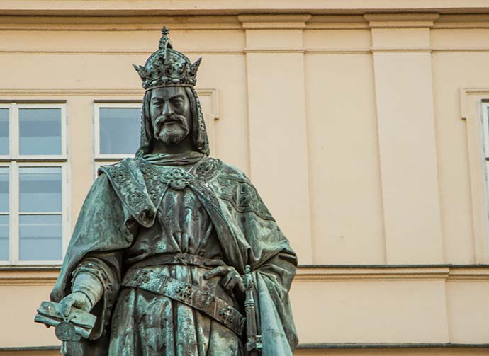 Ponte Carlos, em Praga: estátua de Carlos IV na praça que fica numa das extremidades da ponte
