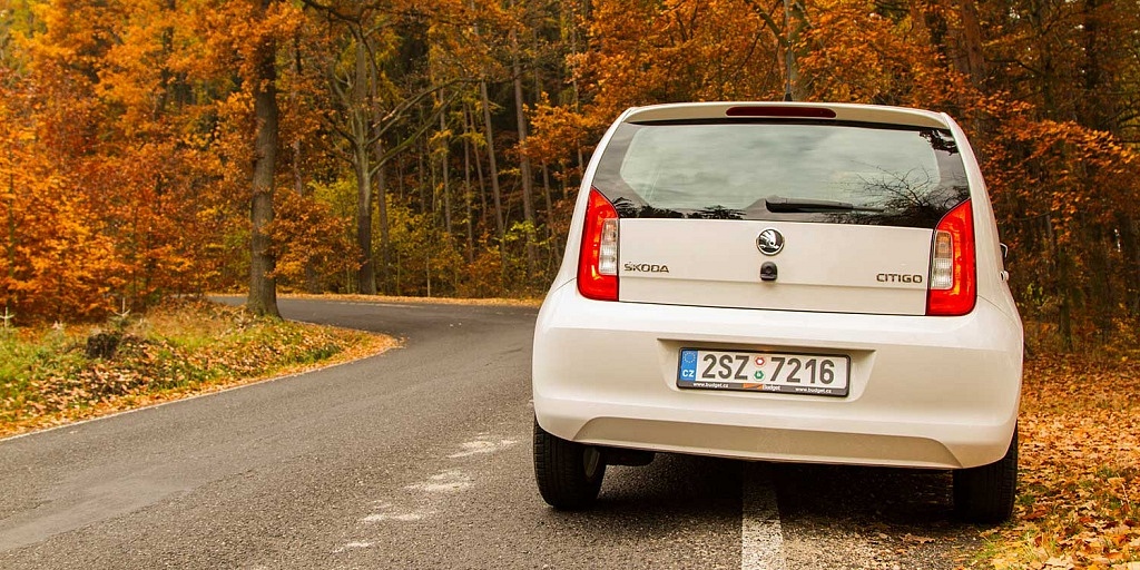Como dirigir na República Tcheca: estrada no outono