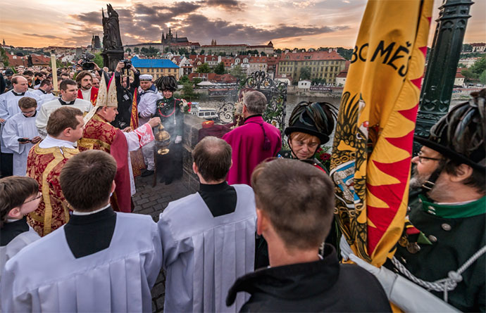 Navalis, em Praga: benção no local onde São João Nepomuceno foi jogado no rio Vltava 