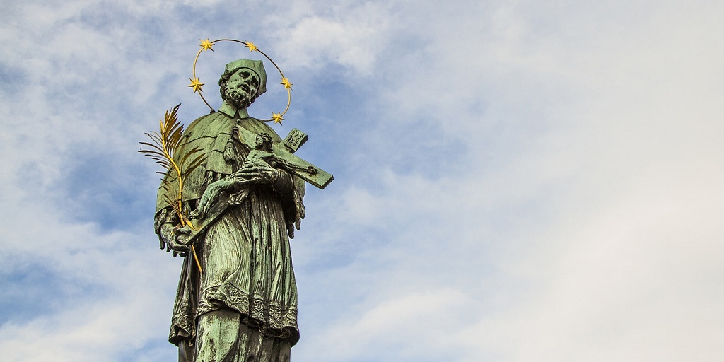 Estátua de São João Nepomuceno, na Ponte Carlos, em Praga