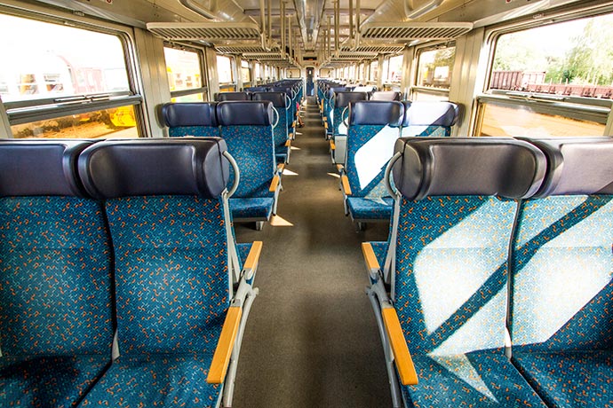Interior de um trem tcheco comum