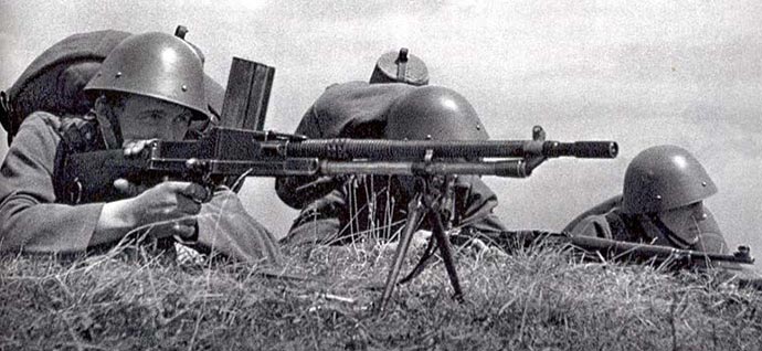 Soldados tchecoslovacos usando uma metralhadora nos anos 1930