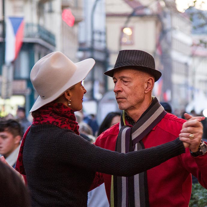 Revolução de Veludo em Praga: casal dançando tango