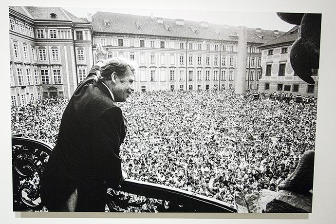 Václav Havel, dentro do Castelo de Praga, acena para a população logo após ser eleito