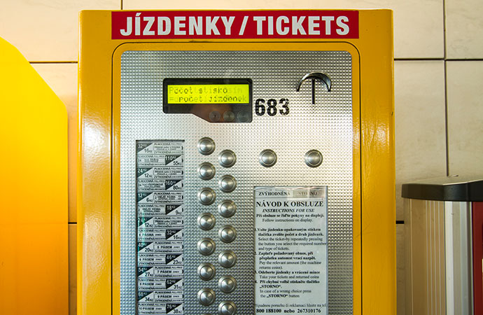 Transporte público em Praga: máquina de venda de passagens