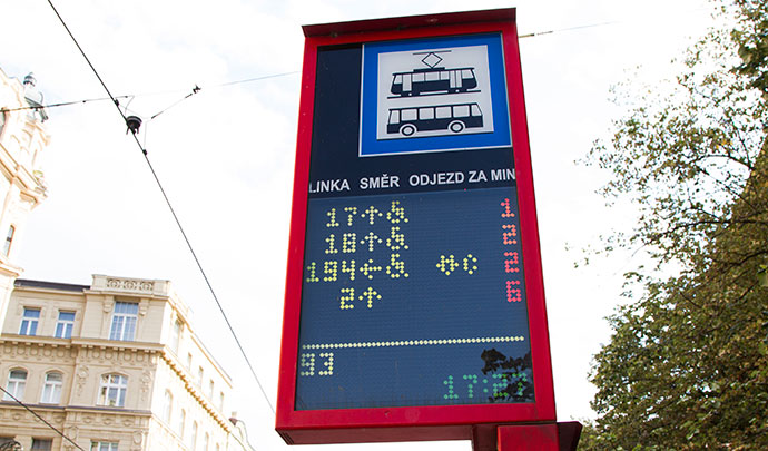 Transporte em Praga: parada de ônibus e bondes moderna