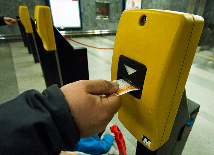 Transporte público em Praga: máquina de validacao de passagens no metro