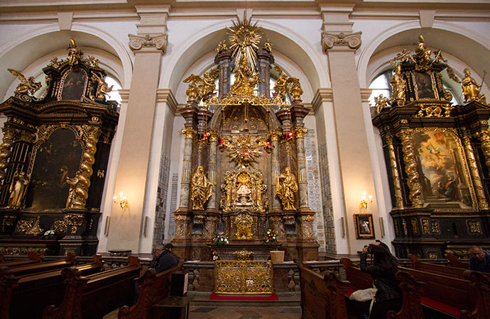 Menino Jesus de Praga: imagem no altar inteiro