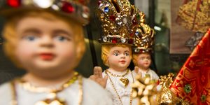 Menino Jesus de Praga: imagem em loja de lembranças