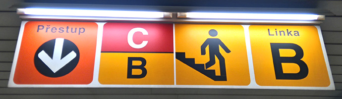 Metrô de Praga: placa de orientação para conexão