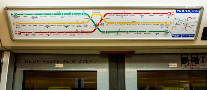 Metrô de Praga: mapa das linhas, colocado acima das portas
