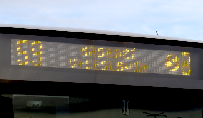 Luminoso da linha de ônibus 59, no sentido aeroporto-centro de Praga